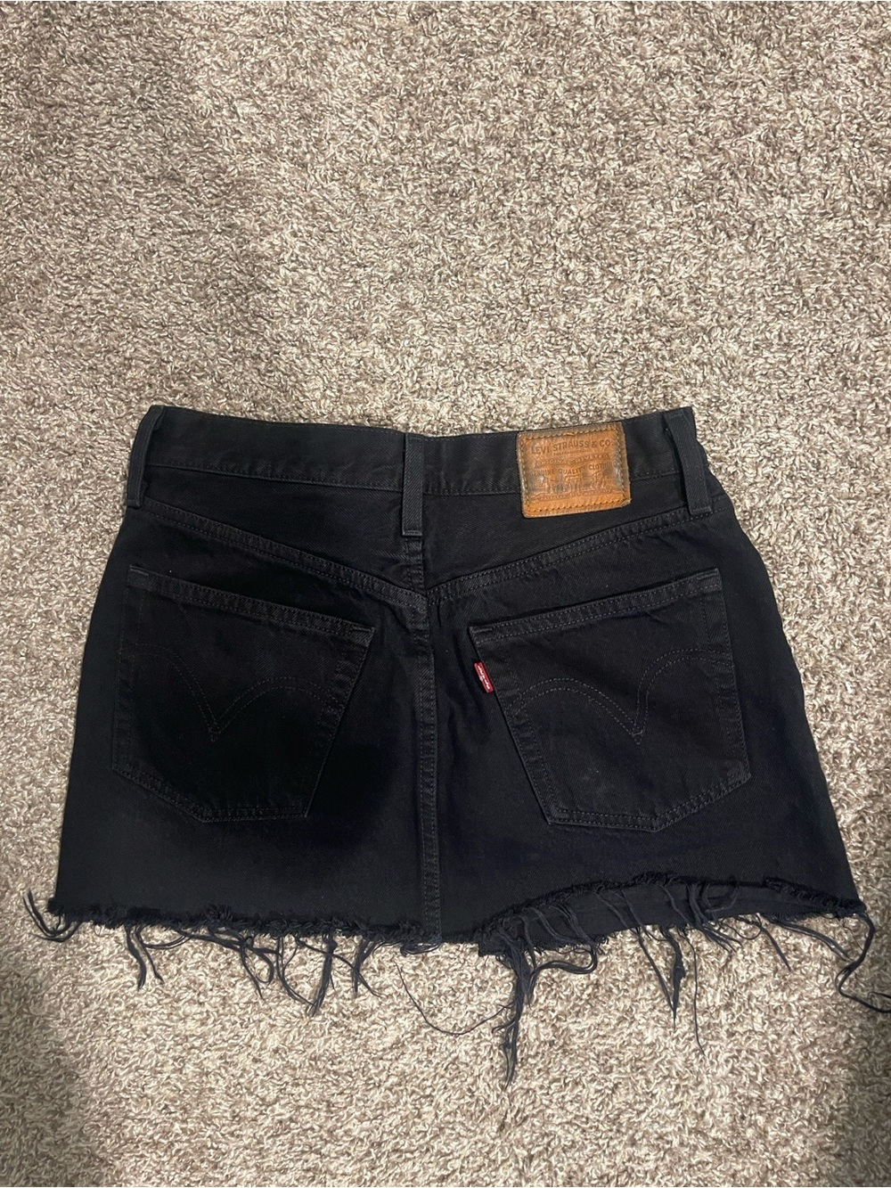 Levi's Black Distressed Raw-Hem Denim Mini Skirt SZ 26 - Picture 2 of 6